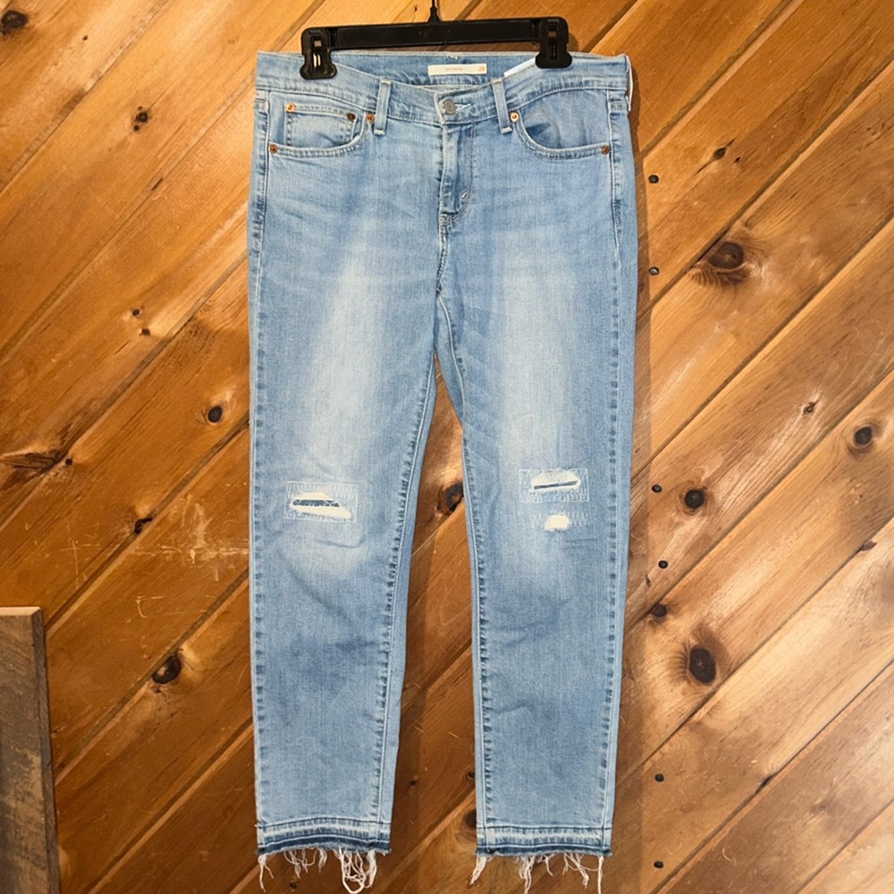 Levi’s boyfriend distressed knee jeans size 28